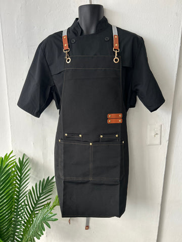 Delantar en poliéster  detalle en leather y correas cruzadas en la espalda